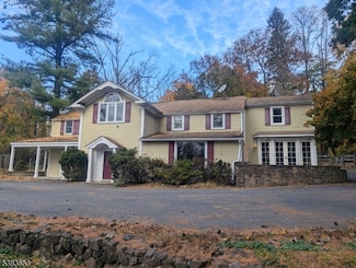 2 Dove Hollow Ln, Hampton, NJ 08827