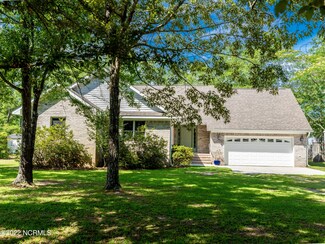 323 Masters Ln, Hampstead, NC 28443