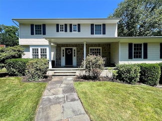 17 Bittersweet Ln, Glen Cove, NY 11542