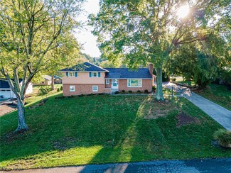 1681 Knob Hill Dr, Coshocton, OH 43812