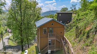 628 Woodland Dr, Gatlinburg, TN 37738
