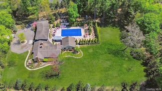 1 Pine Valley Rd, Oyster Bay, NY 11771