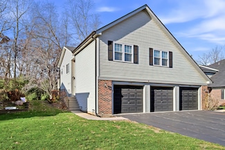 1500 Oak Valley Dr, Cary, IL 60013