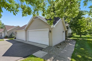 10281 Arrowwood Dr, Eden Prairie, MN 55347