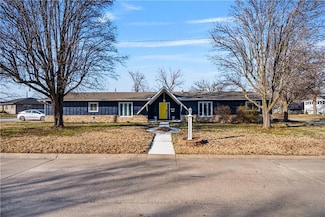 1202 W 9th St, Chanute, KS 66720