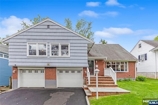 40 Parker Ln, Teaneck, NJ 07666