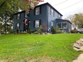 578 Oaklawn Ave, Cranston, RI 02920