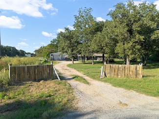 1900 Hometown Rd, Ardmore, OK 73401