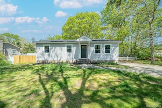 23 Wheat Path Rd W, Mount Sinai, NY 11766