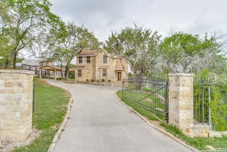 146 Creekview Dr, Canyon Lake, TX 78133