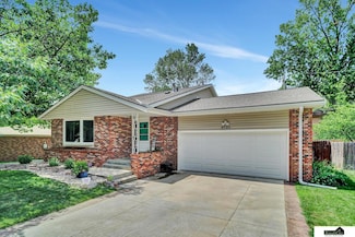 4721 Woodhaven Dr, Lincoln, NE 68516