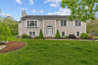 26 Cherokee Dr, Portsmouth, RI 02871