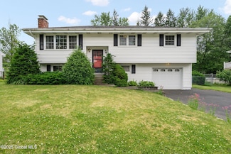 10 Ravenwood Dr, Albany, NY 12205