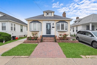 93 Island Pkwy, Island Park, NY 11558