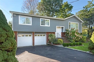 11 Amanda Ln, New Rochelle, NY 10804