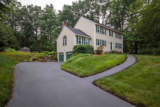 4 Woodbine Dr, Londonderry, NH 03053