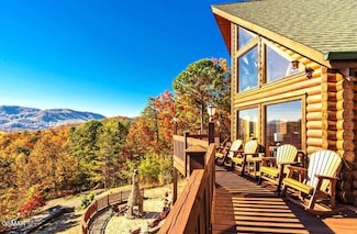 2748 Cats Paw Ln, Sevierville, TN 37862