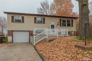 702 Saint Anthony Dr, Godfrey, IL 62035