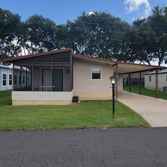 204 Town & Country Blvd, Sebring, FL 33870