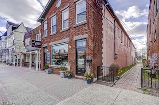 33 W Main St, Clinton, NJ 08809