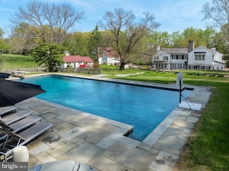 35 Charwynn Ln, Malvern, PA 19355