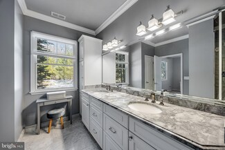 2 Clancy Ct, Marlton, NJ 08053