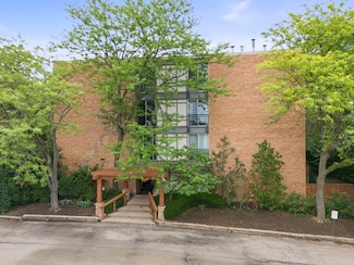 1833 Four Lakes Ave Unit 2A, Lisle, IL 60532