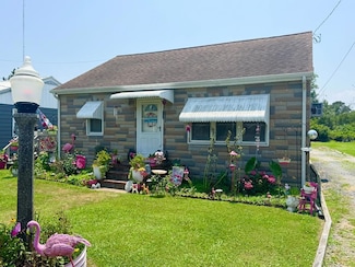 7158 Bunting Rd, Chincoteague Island, VA 23336