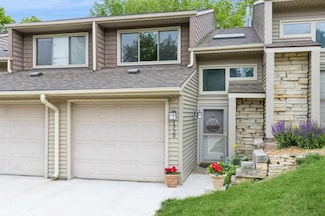 1730 Lynncrest Dr, Coralville, IA 52241