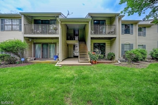 62 Taylor Dr, Franklin Park, NJ 08823