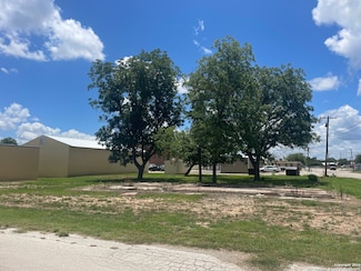 1205 16th St, Hondo, TX 78861