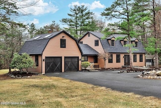 4 Pine Dr S, Nassau, NY 12123