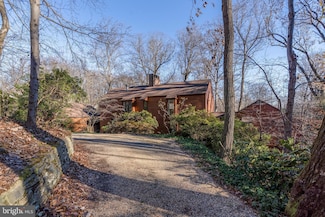 1205 Crest Ln, McLean, VA 22101