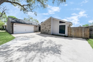 5109 Meadow Place Dr, La Porte, TX 77571