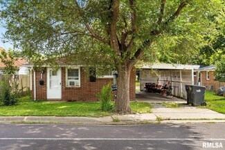 1402 Sommerset St, Pekin, IL 61554