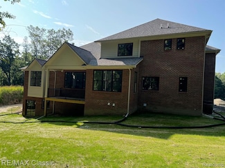2836 Pine Bluffs Ct, Highland, MI 48357