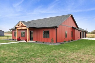 323 Roberts Ave, Marengo, IA 52301