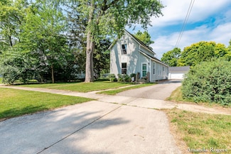 152 S Pleasant Ave, Lowell, MI 49331