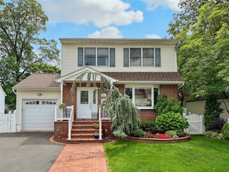 156 E Maujer St, Valley Stream, NY 11580