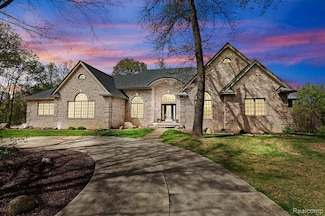 9997 Applegate Ln, Brighton, MI 48114