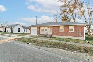 415 3rd St, Carrollton, IL 62016