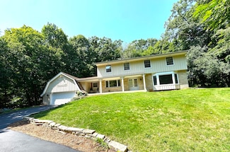 1325 Valley Ridge Dr, Brookfield, WI 53005