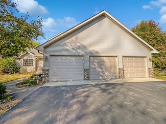 1532 Wintergreen Ct, Victoria, MN 55386