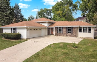 102 Hickory Ln, Morris, IL 60450