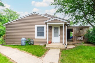 1532 E Stonehenge Dr, Sycamore, IL 60178