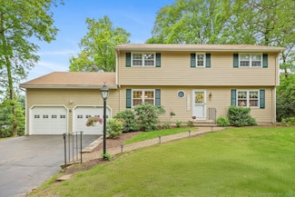 33 Raven Rd, Trumbull, CT 06611