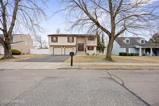 17 Garden Way, Howell, NJ 07731