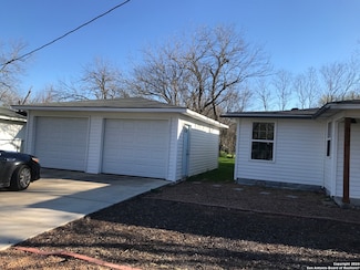 613 E Ireland St, Seguin, TX 78155