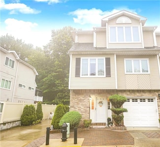 100 Robin Ct, Staten Island, NY 10309