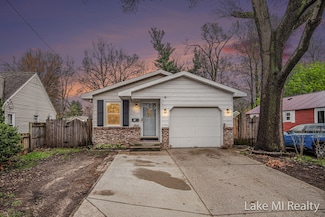 918 34th St SW, Wyoming, MI 49509